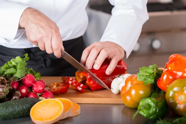 Koch schneidet Gemüse — Stockfoto