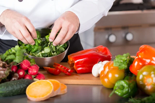 Chef-kok hakken groenten — Stockfoto