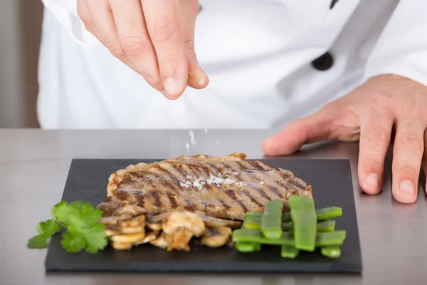 Chef finishing your plate — Stock Photo, Image