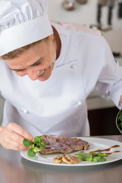 Chef terminando seu prato — Fotografia de Stock