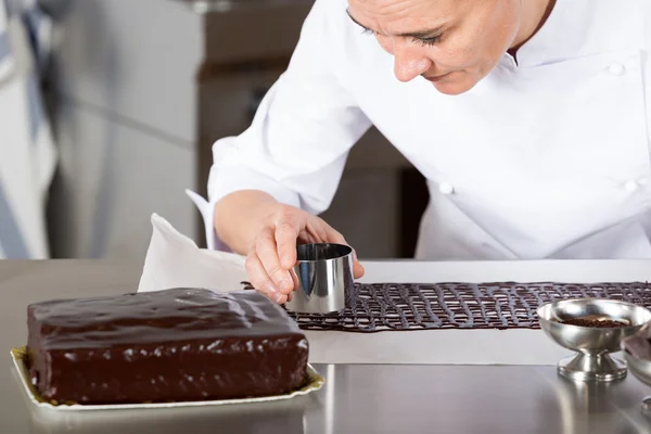 Pastelaria chef na cozinha — Fotografia de Stock