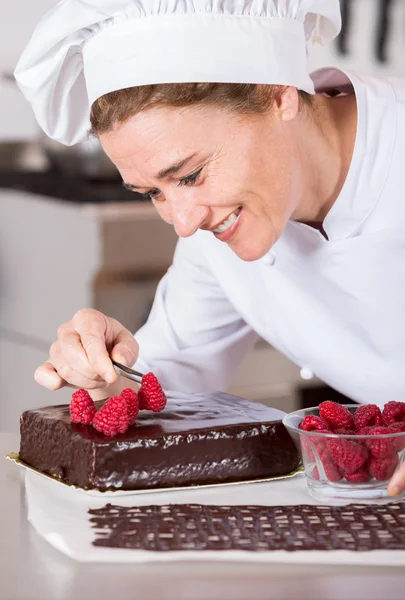 Pastelaria chef na cozinha — Fotografia de Stock