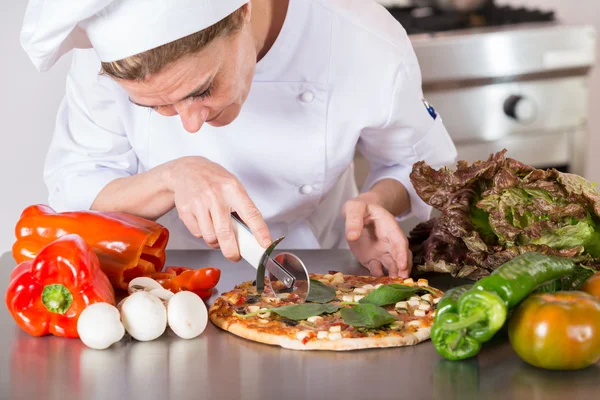 Cook, řezání na pizzu — Stock fotografie