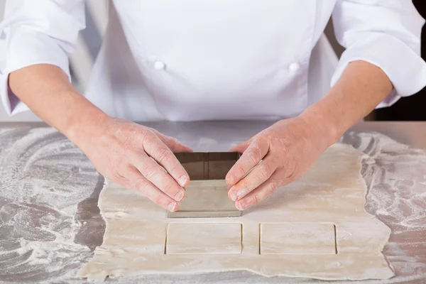 Baker massa de amassar — Fotografia de Stock