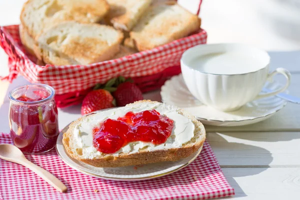 Desayuno con tostadas — Foto de Stock