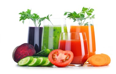 gözlük ile üzerine beyaz izole taze sebze suları