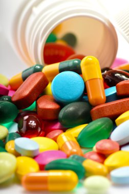 Çeşitli uyuşturucu hapları ve konteynırları içeren bileşim