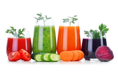 gözlük ile üzerine beyaz izole taze sebze suları