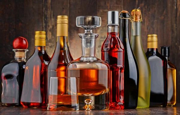 Бутылки различных алкогольных напитков — стоковое фото