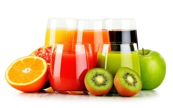 Bicchieri di succhi di frutta assortiti isolati su bianco. Dieta Detox — Foto Stock