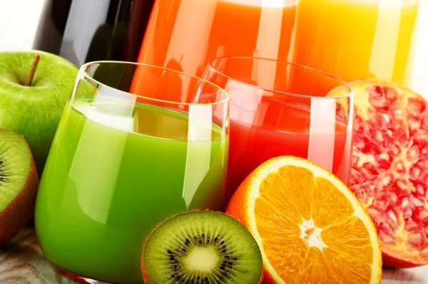 Szklanki soku owocowym bukietem. Diety detoks — Zdjęcie stockowe