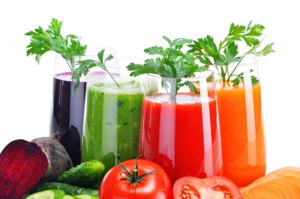 Vasos con zumos de verduras frescas aislados en blanco —  Fotos de Stock