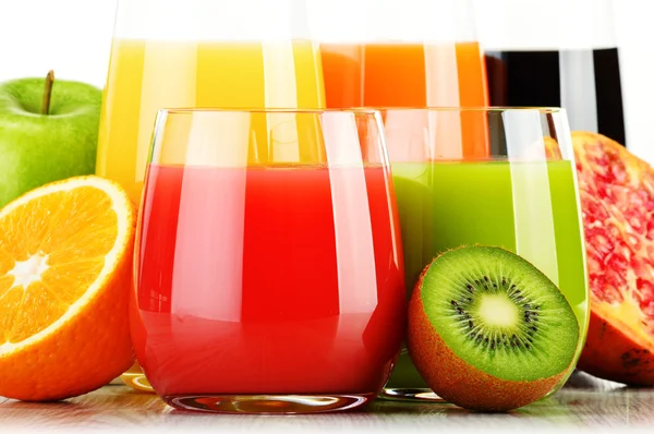 Vasos de zumo de fruta surtido. Dieta de desintoxicación — Foto de Stock