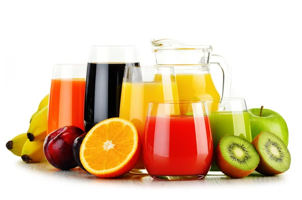 Copos de sucos de frutas variados isolados em branco. Dieta de desintoxicação — Fotografia de Stock