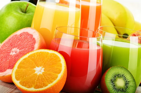 Verres de jus de fruits assortis. Régime de désintoxication — Photo