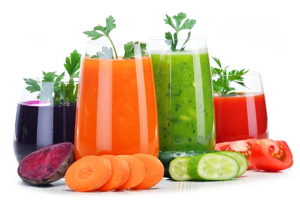 Vasos con zumos de verduras frescas aislados en blanco — Foto de Stock