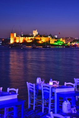 Bodrum liman ve St. Peter Kalesi görünümünü geceleyin