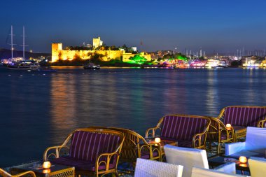 Bodrum liman ve St. Peter Kalesi görünümünü geceleyin
