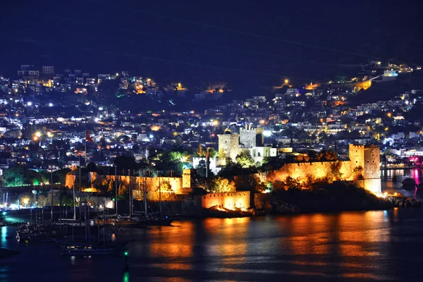Vista do porto de Bodrum e Castelo de São Pedro à noite — Fotografia de Stock