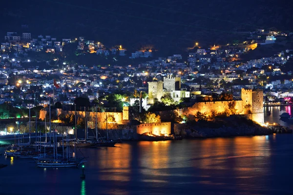 Bodrum liman ve St. Peter Kalesi görünümünü geceleyin — Stok fotoğraf