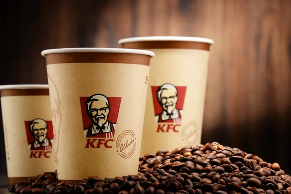 Kfc kahve fincanı ve fasulye ile kompozisyon — Stok Editoryel Fotoğraf