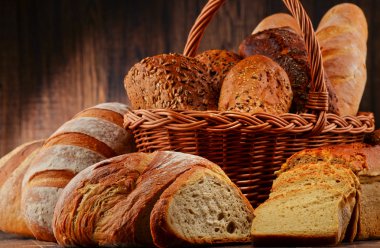 Ahşap masada çeşitli pişirme ürünleri içeren kompozisyon