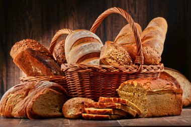 Ahşap masada çeşitli pişirme ürünleri içeren kompozisyon