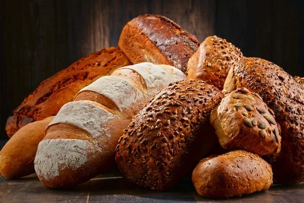 Samenstelling met diverse bakproducten op houten tafel — Stockfoto