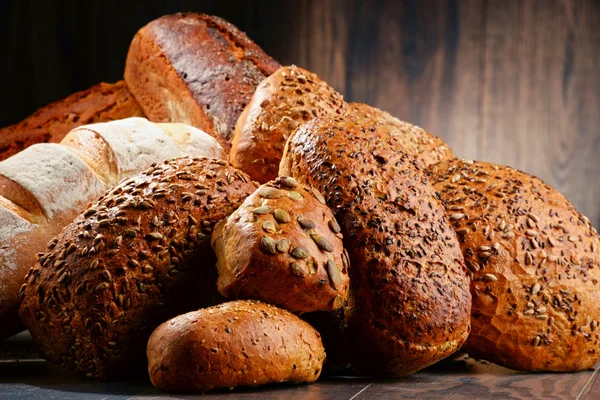 Zusammensetzung mit einer Vielzahl von Backwaren auf dem Holztisch — Stockfoto