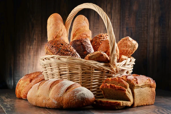 나무 식탁 위에 다양 한 제빵 제품을 놓고 이야기를 나누라 — 스톡 사진