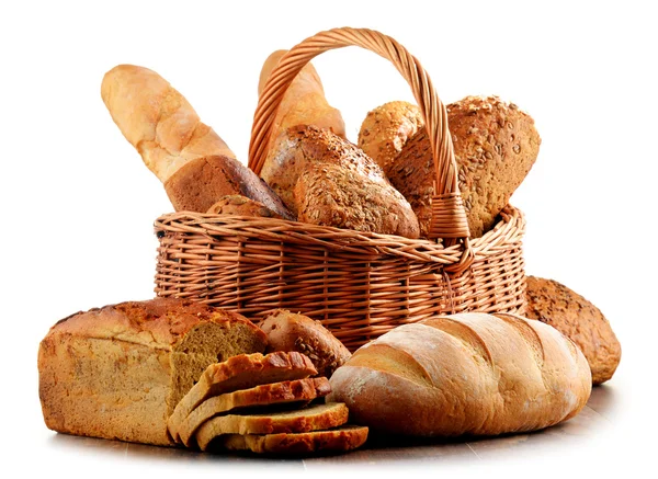 Panier en osier avec assortiment de produits de boulangerie isolés sur blanc — Photo