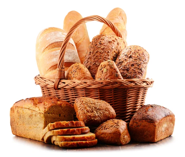 Panier en osier avec assortiment de produits de boulangerie isolés sur blanc — Photo