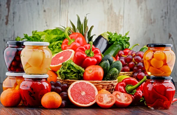 Samenstelling met verscheidenheid van biologische groenten en fruit — Stockfoto