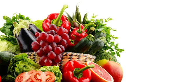 Композиція з різноманіттям свіжих овочів і фруктів — стокове фото