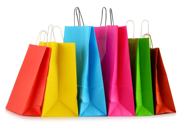 Bolsas de compras de papel de colores aisladas en blanco — Foto de Stock