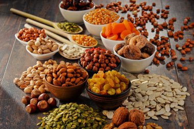 Çeşit çeşit meyveler ve fındıklar vardır.