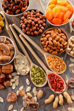 Çeşit çeşit meyveler ve fındıklar vardır.