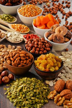 Çeşit çeşit meyveler ve fındıklar vardır.