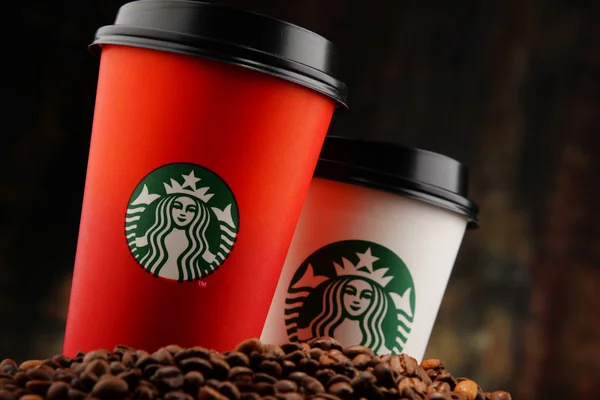 Sammansättning med kopp kaffe från Starbucks och bönor — Stockfoto