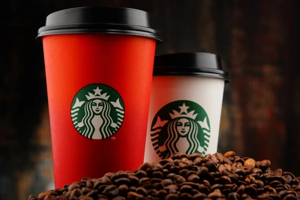 Sammansättning med kopp kaffe från Starbucks och bönor — Stockfoto