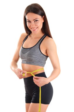 Kendini ölçen genç bir kadın. Kilo kaybı