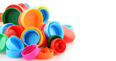 Renkli plastik şişe kapakları ile kompozisyon