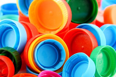 Renkli plastik şişe kapakları ile kompozisyon