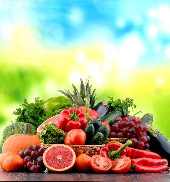 Composition avec variété de fruits et légumes frais — Photo