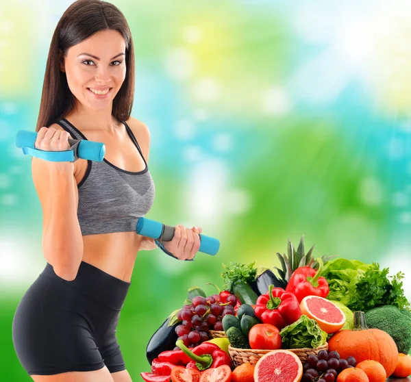 Mujer joven con variedad de verduras y frutas orgánicas — Foto de Stock