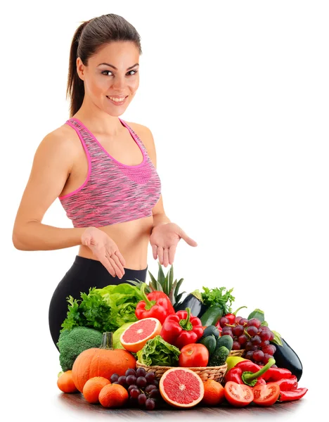 Молодая женщина с разнообразными органическими овощами и фруктами — стоковое фото