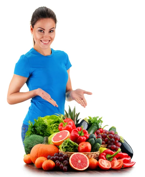 Mujer joven con variedad de verduras y frutas orgánicas —  Fotos de Stock