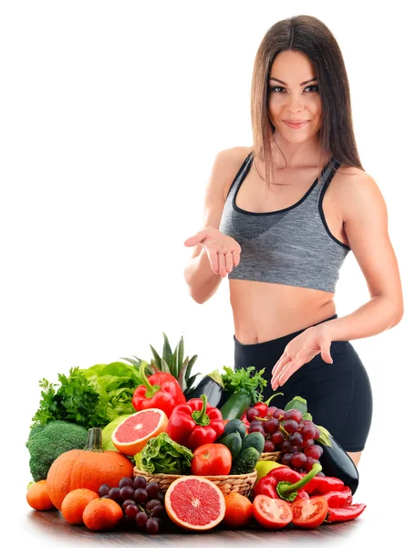 Mujer joven con variedad de verduras y frutas orgánicas — Foto de Stock