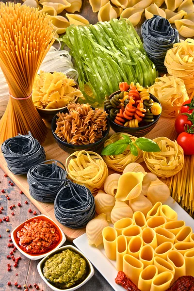 Sammensetning med variasjon av pasta på kjøkkenbordet – stockfoto