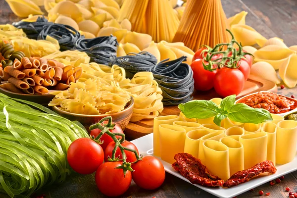 Samenstelling met verscheidenheid van pasta op keukentafel — Stockfoto